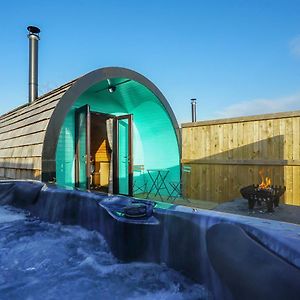 Deluxe Glamping Pod With Hot Tub Hotell Frodsham Exterior photo