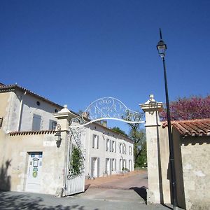 Le Clos De La Garenne Maison D'Hotes Bed and Breakfast Puyravault  Exterior photo