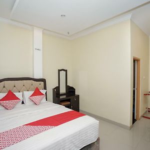 Oyo 184 Grand Putri Sriwijaya Hotell Palembang Exterior photo