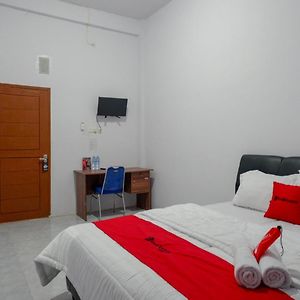 Reddoorz Near Pasar Baru Mamuju Hotell Exterior photo