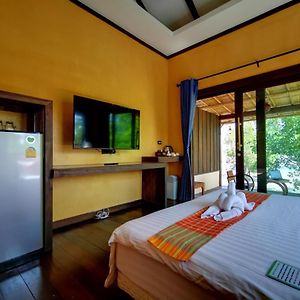 Relax House Lanta Old Town Hotell Ko Lanta Exterior photo