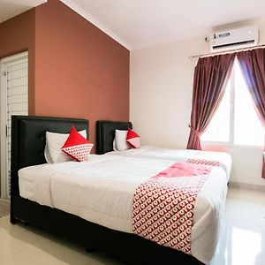 Oyo 1975 Bale Ikite Hotell Makassar Exterior photo