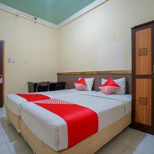 Oyo Life 2502 Syariah Triantama Kost Hotell Palembang Exterior photo