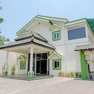 Hotel Taman Indah Madiun Exterior photo