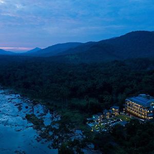 Niraamaya Retreats Samroha Athirappilly Hotell Exterior photo