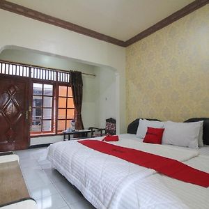 Reddoorz Near Sarangan Lake Hotell Magetan Exterior photo