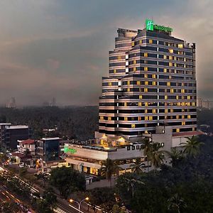 Holiday Inn Cochin Kochi Exterior photo