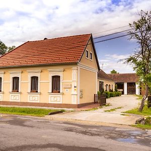 Kapolna Vendeghaz Lägenhet Kerkaskapolna Exterior photo