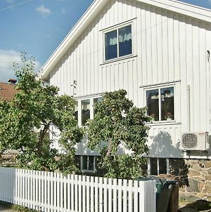 Two-Bedroom Holiday home in Skärhamn 1 Exterior photo