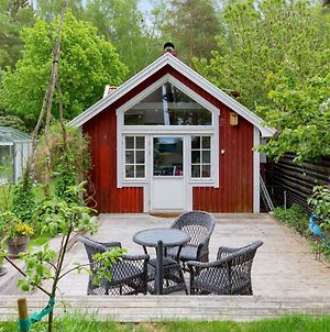 Cozy Holiday Home At The Beautiful Pariserviken In Motala Exterior photo
