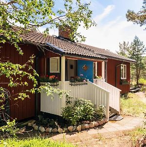 Authentic Swedish Family Home On The Archipelago Stavsnäs Exterior photo