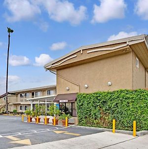 Super 8 By Wyndham Los Angeles-Culver City Area Hotell Exterior photo
