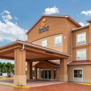 Comfort Inn & Suites Fort Myers Airport Exterior photo