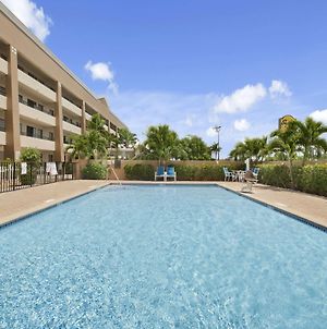 Super 8 By Wyndham Fort Myers Hotell Exterior photo