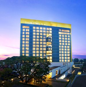 Doubletree By Hilton Jakarta - Diponegoro Hotell Exterior photo