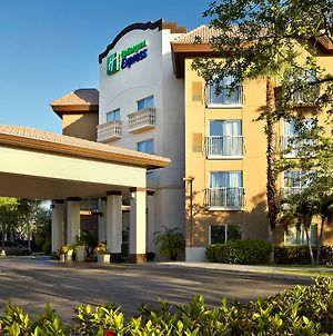 Holiday Inn Express & Suites Naples Downtown - 5Th Avenue Exterior photo