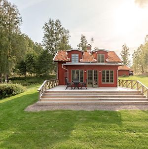 Romantische Villa In Wunderschoner Natur Am See Tived Exterior photo