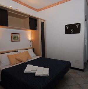 Hotel Ambasciata Only Bed Cesenatico Room photo