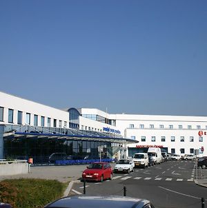 Ramada Airport Hotel Prag Exterior photo