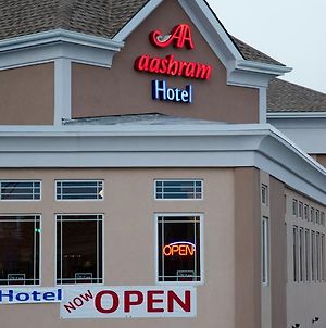 Aashram Hotel By Niagara River Niagarafallen Exterior photo