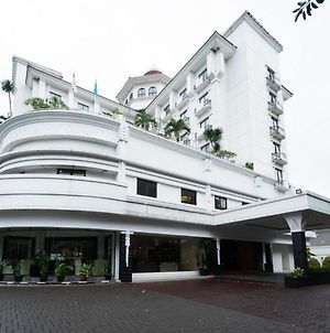 Reddoorz Premium @ Bandung City Center Hotell Exterior photo